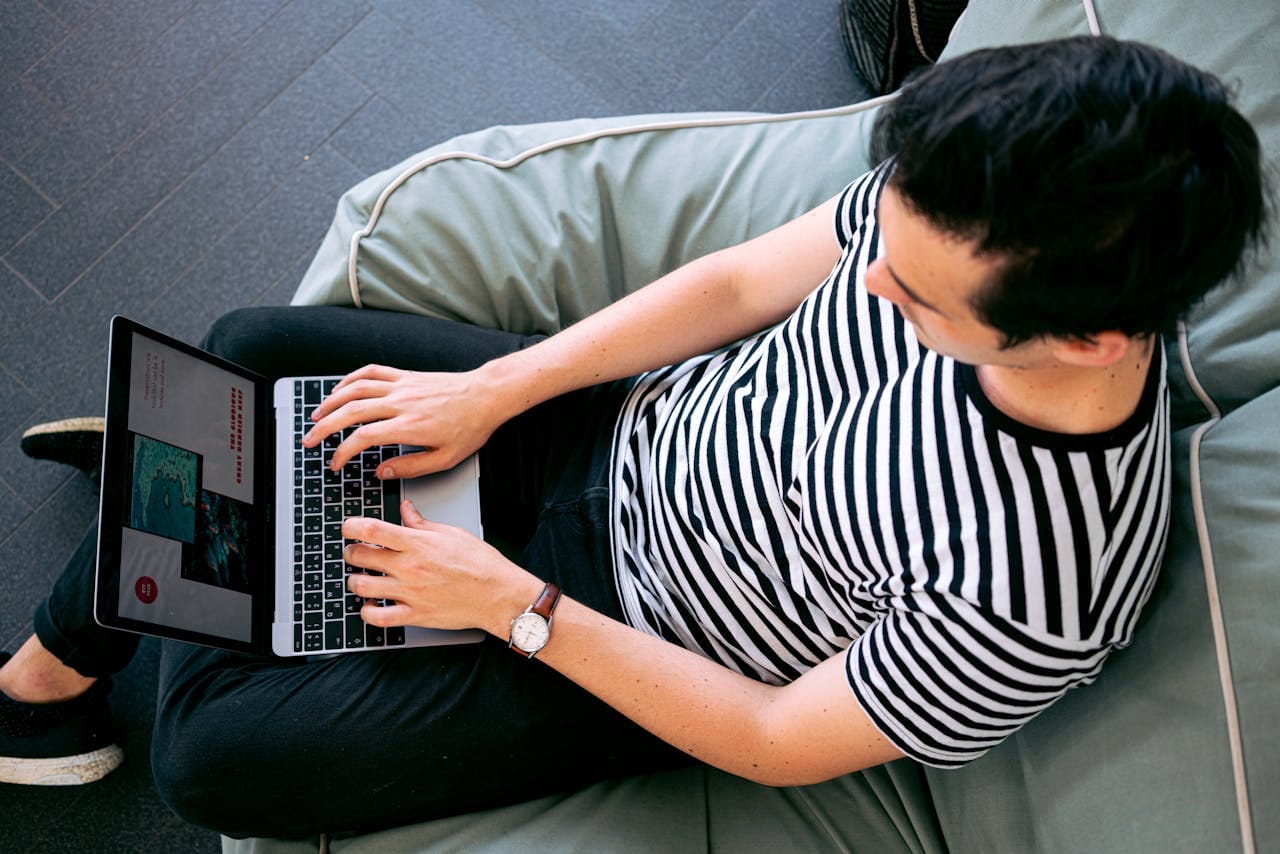 Read more about the article How to Become a Successful Blogger in 2025